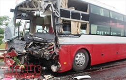 Xe khách va chạm xe tải ở Nghệ An làm 6 người bị thương 