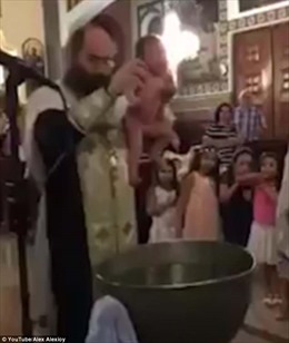 Lễ rửa tội kỳ lạ nhất: Nhúng cả người trẻ mới sinh vào chậu nước đầy