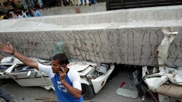 Sập cầu vượt đang xây tại Ấn Độ, 12 người chết
