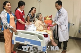 Điều trị gãy xương đùi thành công cho cụ bà 101 tuổi 