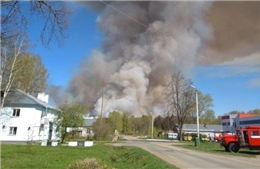 Cỏ cháy khiến thao trường cũ của Nga phát nổ, khói bốc cao ngút
