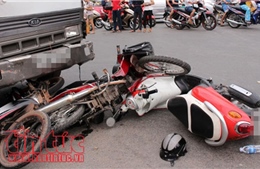 Va chạm xe máy và xe tải tại Đà Lạt, 2 người thương vong