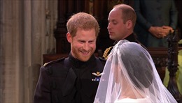 Hoàng tử Harry rưng rưng xúc động nhìn cô dâu xinh đẹp tiến vào lễ đường