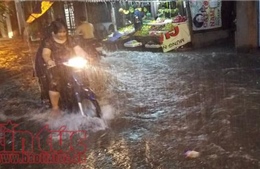 TP Hồ Chí Minh mưa lớn kèm sấm chớp, nhiều tuyến đường ngập sâu trong biển nước
