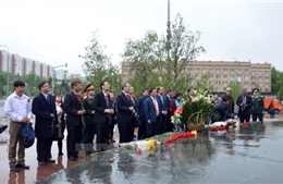 Dâng hoa tại tượng đài Bác Hồ ở Moskva