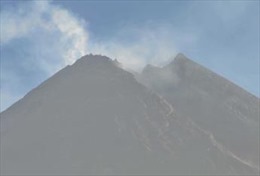 Núi lửa Merapi phun bụi cao 3,5km, người dân Indonesia ùn ùn sơ tán