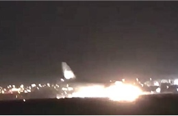 Xem video máy bay chúi mũi hạ cánh, thân tóe lửa