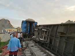 Triệu tập 2 nhân viên gác chắn để điều tra vụ lật tàu sau khi đâm vào xe tải ở Thanh Hoá