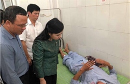Hai nạn nhân nặng trong vụ lật tàu tại Thanh Hóa được chuyển ra bệnh viện Việt Đức
