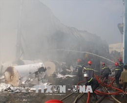 Cháy lớn thiêu rụi kho hàng của Công ty may Nam Tiệp, Nam Định 