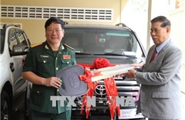 Việt Nam trao tặng quà cho Mặt trận Đoàn kết và Phát triển Tổ quốc Campuchia