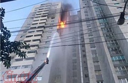 Cháy bùng bùng tại chung cư CT3 Bắc Hà (Hà Đông, Hà Nội) nghi do chập điện