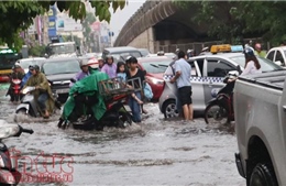 Mưa lớn tại nội thành Hà Nội, nhiều tuyến đường bị ngập sâu