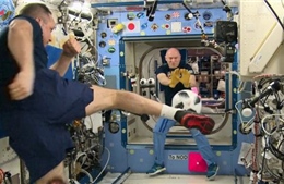 Xem phi hành gia Nga đá bóng trên trạm vũ trụ quảng bá World Cup 2018