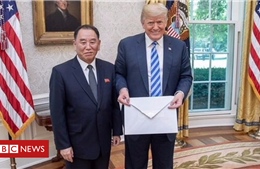 Ông Kim Jong-un gửi Tổng thống Trump lá thư to lạ thường