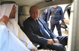 Tổng thống Nga Putin &#39;khoe xế hộp mới&#39; với Hoàng Thái tử Abu Dhabi