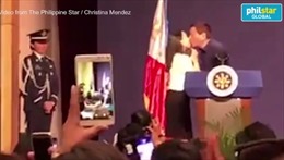 Tổng thống Philippines gây bão dư luận vì màn &#39;khóa môi&#39; phụ nữ
