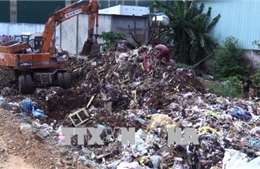 Bắt quả tang vụ chôn lấp trái phép lượng lớn chất thải công nghiệp 