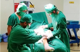 Phẫu thuật kéo dài chân cho bệnh nhân bị di chứng sốt bại liệt