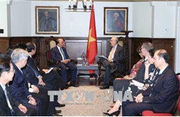 Thủ tướng Nguyễn Xuân Phúc gặp cựu Thủ tướng Canada Jeans Chretien và Tổng Thư ký OECD