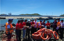 Vùng Cảnh sát biển 1 đồng hành với ngư dân Quảng Bình  