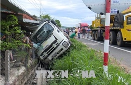 Xe tải tông vào nhà dân làm cụ bà ngủ trước hiên thương nặng