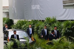 Hình ảnh vệ sĩ áo đen Triều Tiên &#39;một bước không rời&#39; ông Kim Jong-un tại Singapore