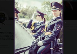 Nữ cảnh sát Nga xinh như búp bê cưỡi ngựa &#39;đốn tim&#39; cộng đồng mạng 