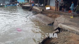 Sạt lở đất trong đêm ở Cà Mau, 3 căn nhà bị nhấn chìm 
