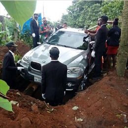 Dùng xe BMW X5 mới coóng làm quan tài chôn cất cha