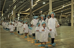 Vinamilk tổ chức cho con nhân viên khám phá siêu nhà máy sữa