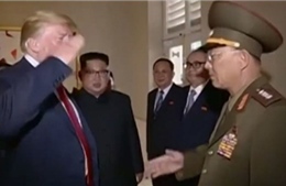 Tổng thống Trump chào Tướng Triều Tiên kiểu nhà binh gây sốt cộng đồng mạng