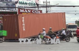 Thùng container rơi giữa đường gây hỗn loạn giao thông 