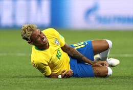 Neymar bị phạm lỗi tới 10 lần, cổ động viên chia rẽ