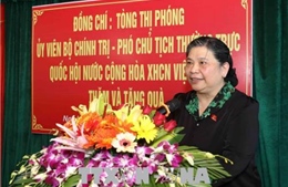 Phó Chủ tịch Quốc hội Tòng Thị Phóng thăm, tặng quà người có công tại Nghệ An 
