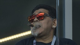 WORLD CUP 2018: Maradona phân biệt chủng tộc, hút xì gà trên khán đài bất chấp lệnh cấm 