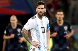 Messi và Argentina thua thảm; HLV đầu tiên ở World Cup mất việc