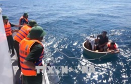 Tàu cá bị thủng đáy, 4 ngư dân lênh đênh thuyền thúng chờ cứu hộ