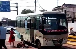 Tấn công bằng dao trên xe buýt, 8 người bị thương 