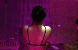 Nhân viên cơ sở massage Zeus khỏa thân mời khách kích dục ‘kiểu Thái’