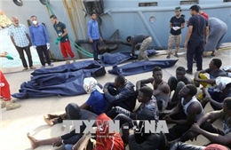 Italy kiên quyết không tiếp nhận tàu cứu hộ người di cư gặp nạn