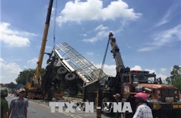 Ô tô tải tông máy cày kéo rơ-moóc, 22 người thương vong