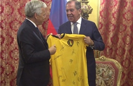 Ngoại trưởng Nga nhận món quà &#39;thấm đẫm&#39; tinh thần bóng đá