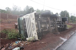 Xe chở lao động người Việt Nam tại Lào gặp tai nạn gây thương vong