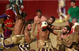 Bóng đá kiểu Italy: Vừa ôm bóng, vừa đấm nhau túi bụi