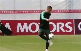 Ronaldo phô diễn kỹ năng siêu sao trên sân tập
