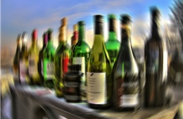 Sau bữa tiệc, 6 người đàn ông tử vong do ngộ độc rượu 