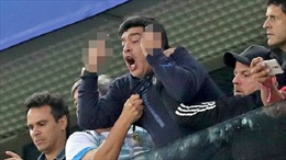 WORLD CUP 2018: Diego Maradona gây phẫn nộ vì giơ &#39;ngón tay thối&#39; và chửi thề sau khi Rojo ghi bàn