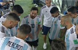 Fan thích thú khi Messi ra dáng thủ lĩnh, chỉ đạo đồng đội ở trận thắng Nigeria