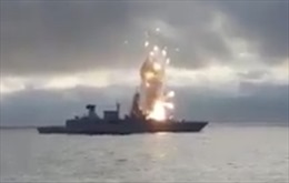 Tên lửa phát nổ tung tóe trên chiến hạm Đức
